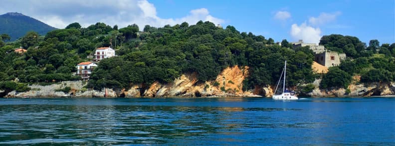 navigation sur la mer ligure à Marina del Fezzano guide de voyage