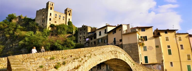 Il Castello dei Doria à Dolceacqua Italie – les impressionnantes ruines du Château Doria surplombant le médiéval Ponte Vecchio. Une attraction incontournable dans ce Guide de voyage Dolceacqua.