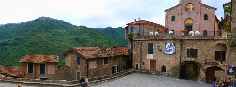 Apricale, Province d'Imperia, Ligurie – un charmant village médiéval perché près de Dolceacqua Italie, offrant des vues imprenables et une architecture historique. L’un des joyaux cachés de la Riviera Italienne.