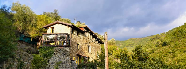 Un séjour rustique près de Dolceacqua Italie – une option idéale pour les voyageurs cherchant où dormir à Dolceacqua à petit budget, entourés de nature et d’oliveraies.