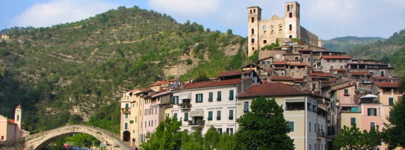 Dolceacqua Italie – un village médiéval pittoresque avec le Ponte Vecchio et le Château Doria, une destination incontournable.