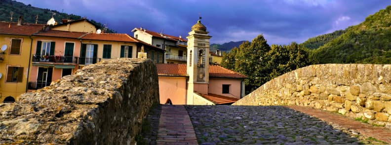 Vue depuis le Ponte Vecchio à Dolceacqua Italie – un incontournable et l'une des meilleures activités à Dolceacqua avec son charmant chemin pavé et son cadre historique.