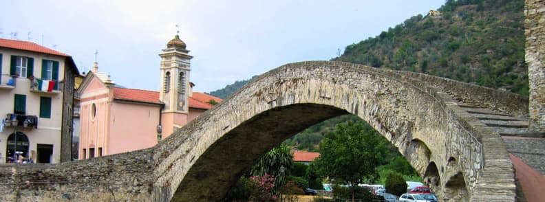 Ponte Vecchio à Dolceacqua Italie – un superbe pont médiéval en pierre enjambant la rivière Nervia, avec l'Oratoire de San Filippo Neri en arrière-plan.