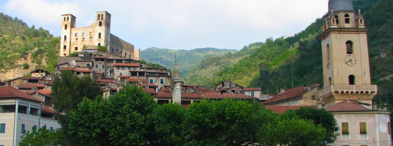 Dolceacqua Italie – un pittoresque village médiéval hors des sentiers battus en Ligurie, avec Il Castello dei Doria dominant la charmante vieille ville de Terra et son église historique.