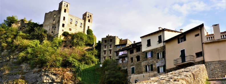 Château Doria à Dolceacqua Italie – une forteresse historique surplombant le village médiéval, parfaite pour une expérience de voyage à petit budget à Dolceacqua Italie avec des vues imprenables.